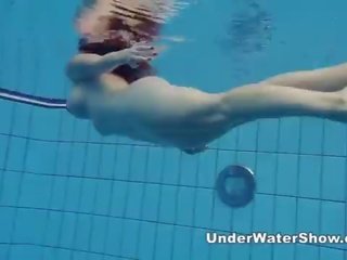 Redheaded piękno pływanie nagie w the basen