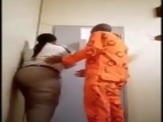 Naaras- vankila warden saa perseestä mukaan inmate: vapaa aikuinen klipsi b1